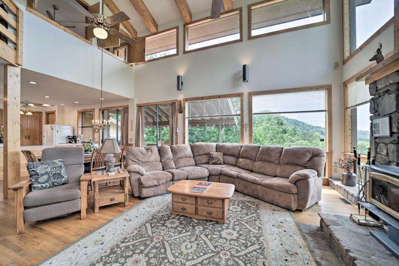 Vibrant Bryson City Home With Mtn Views And Deck! Exterior photo