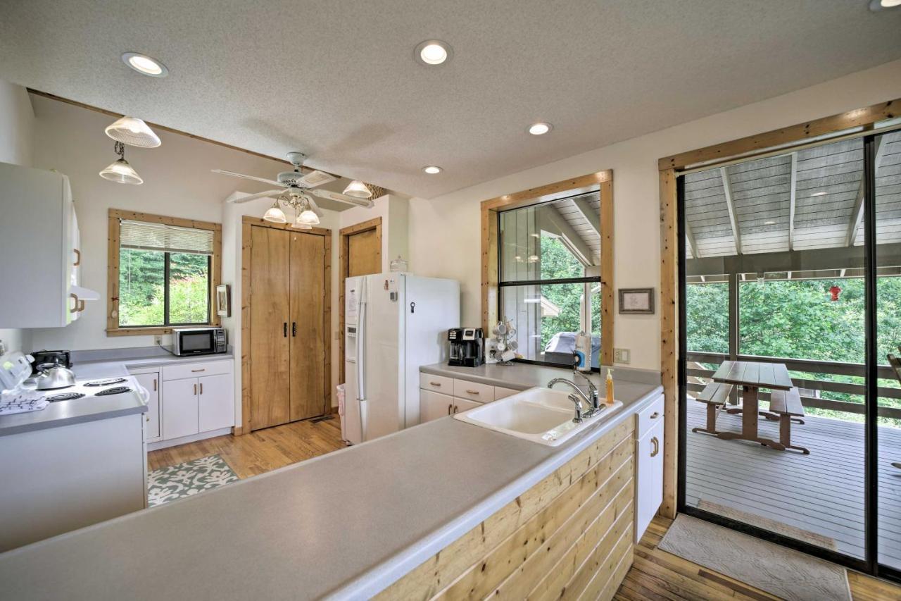 Vibrant Bryson City Home With Mtn Views And Deck! Exterior photo