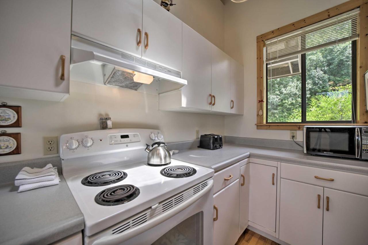 Vibrant Bryson City Home With Mtn Views And Deck! Exterior photo