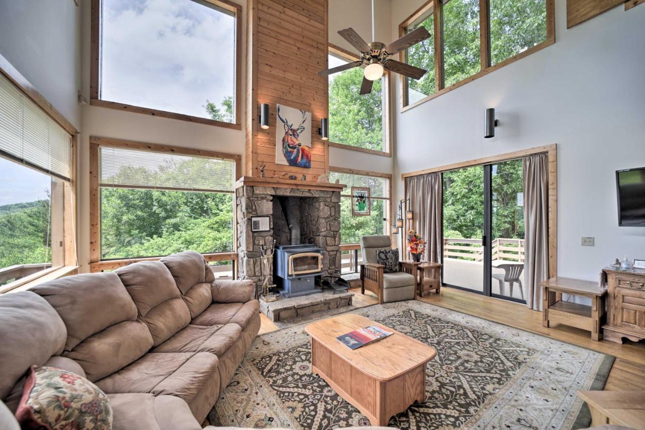 Vibrant Bryson City Home With Mtn Views And Deck! Exterior photo