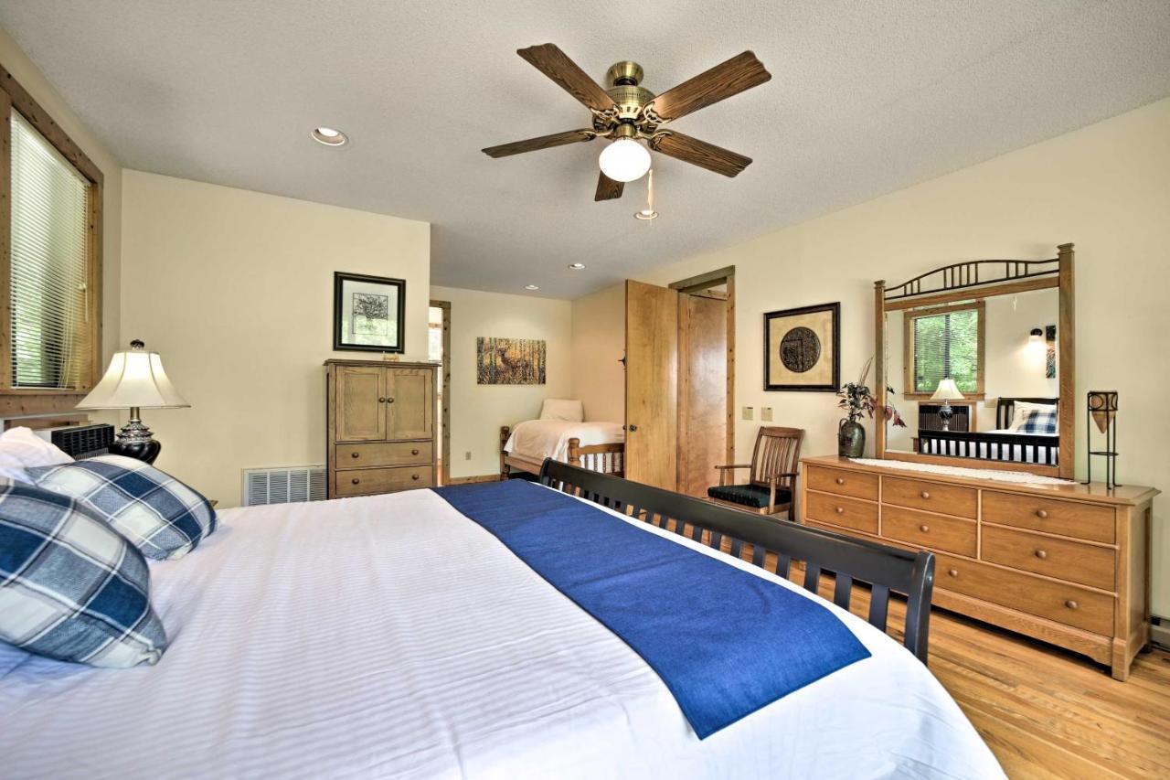 Vibrant Bryson City Home With Mtn Views And Deck! Exterior photo