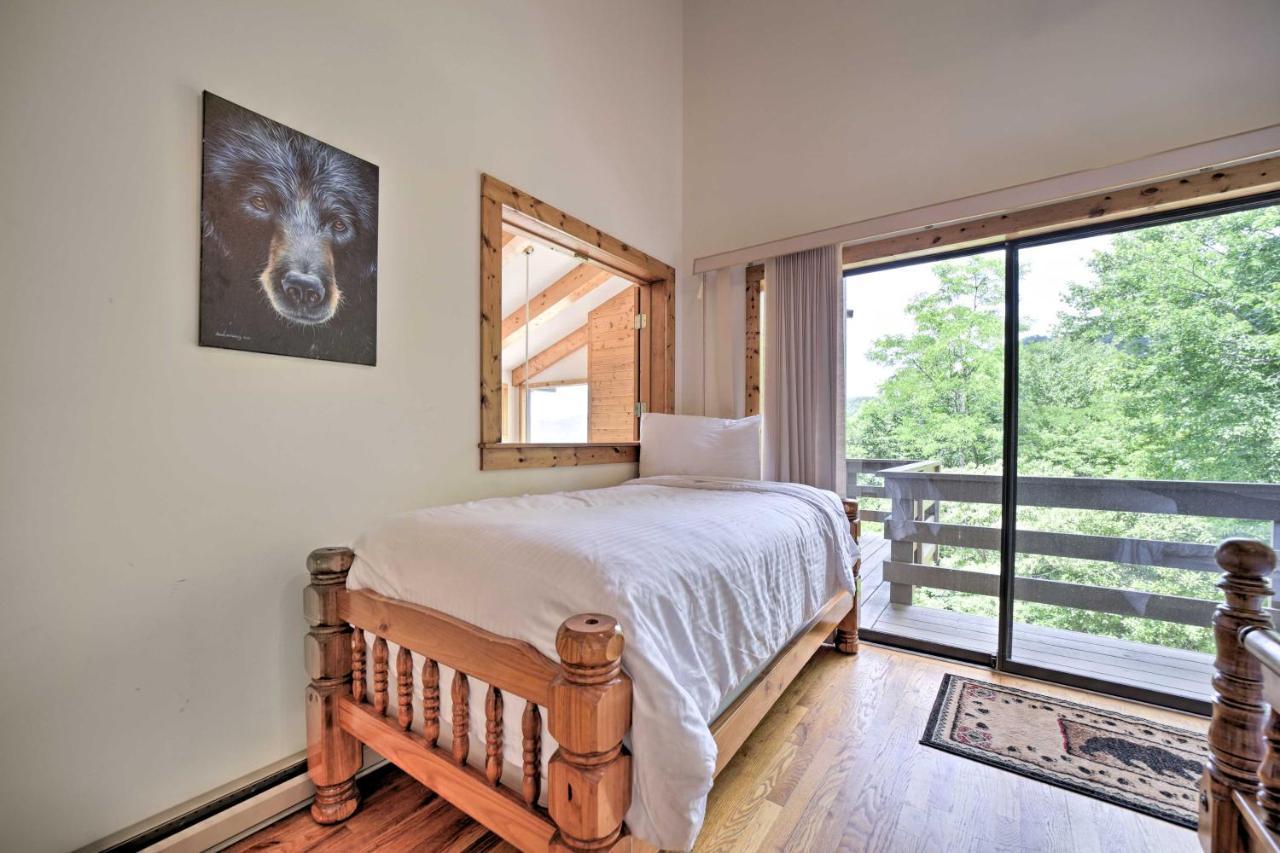Vibrant Bryson City Home With Mtn Views And Deck! Exterior photo
