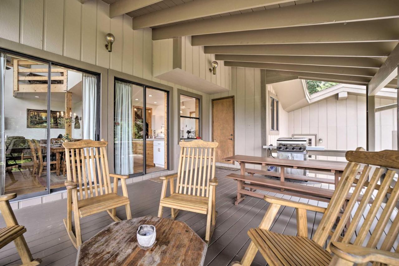 Vibrant Bryson City Home With Mtn Views And Deck! Exterior photo