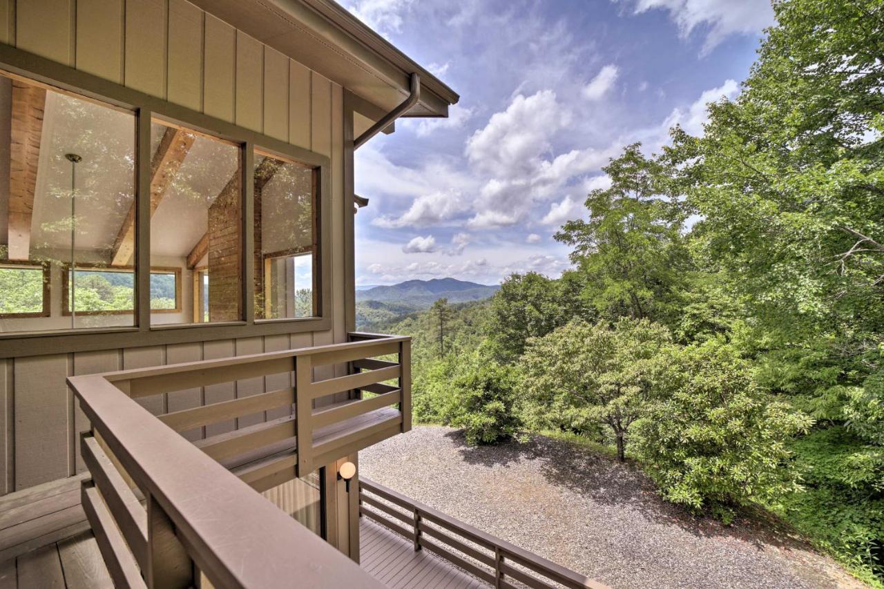 Vibrant Bryson City Home With Mtn Views And Deck! Exterior photo