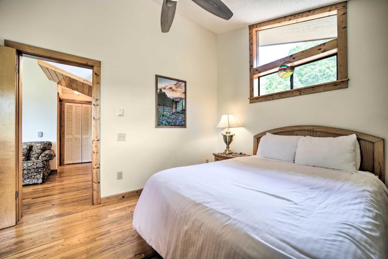 Vibrant Bryson City Home With Mtn Views And Deck! Exterior photo
