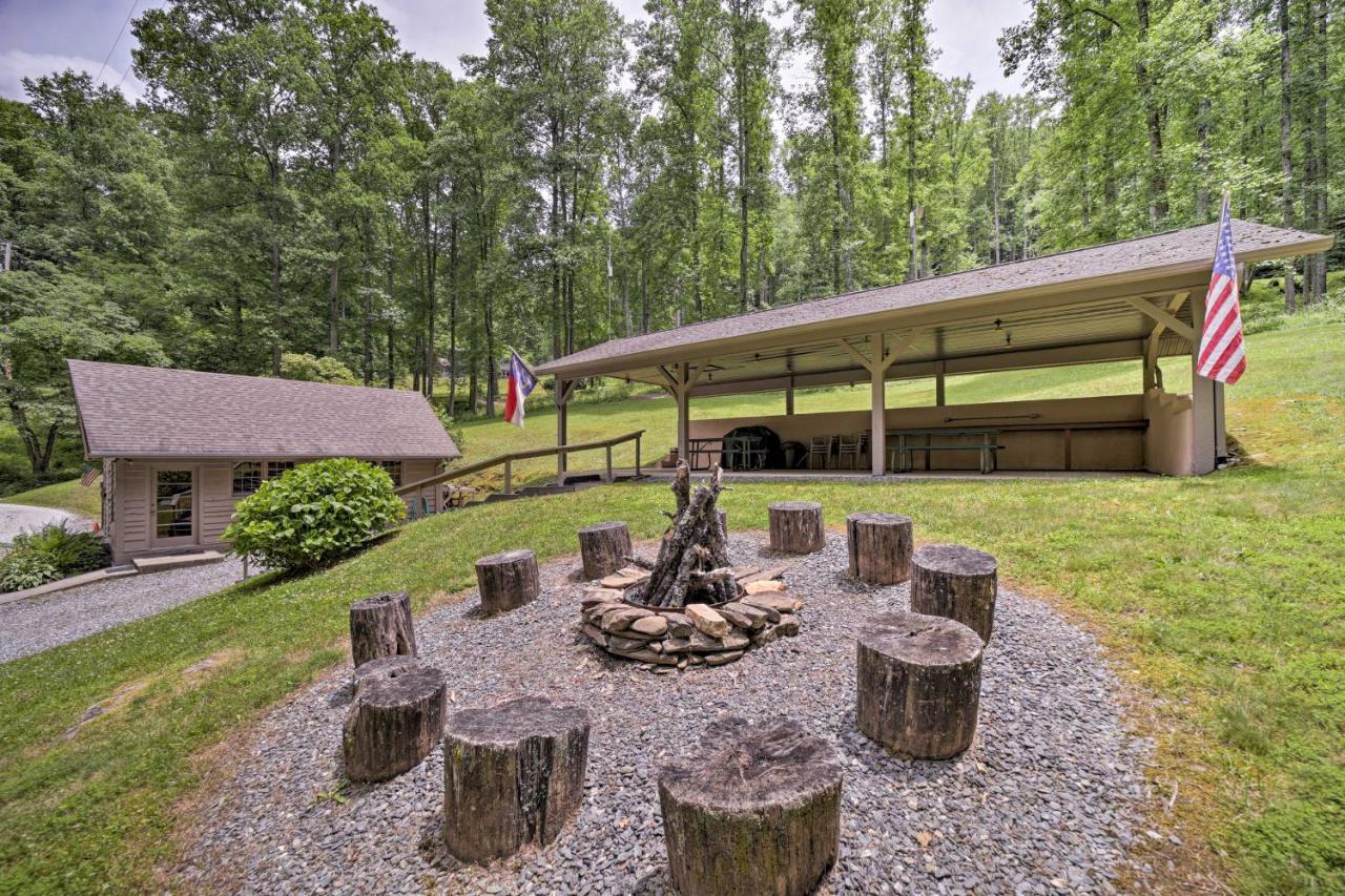Vibrant Bryson City Home With Mtn Views And Deck! Exterior photo